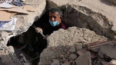 Helfer suchen teils mit bloßen Händen nach Verschütteten. (Foto: Ariana Cubillos/AP/dpa)