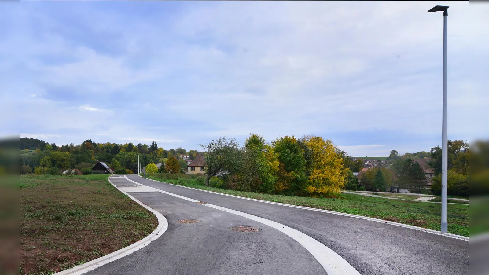 Es ist angerichtet: An der Dora-Hitz-Straße in Hennenbach warten 20 Grundstücke auf potenzielle Bauherren. Doch die Preise sind mit 300 bis 320 Euro pro Quadratmeter hoch. (Foto: Sarina Schwinn)