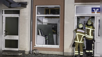 Auch mehrere Feuerwehrleute waren im Einsatz, nachdem gestern am frühen Morgen in Lichtenau unbekannte Täter<br>den Geldautomat der VR-Bank im Erdgeschoss eines Wohnhauses gesprengt hatten. Durch die Explosion wurde<br>das Gebäude stark beschädigt. Die Glasscherben schleuderte es bis auf den Gehweg. <br> (Foto: NEWS5/Bauernfeind)