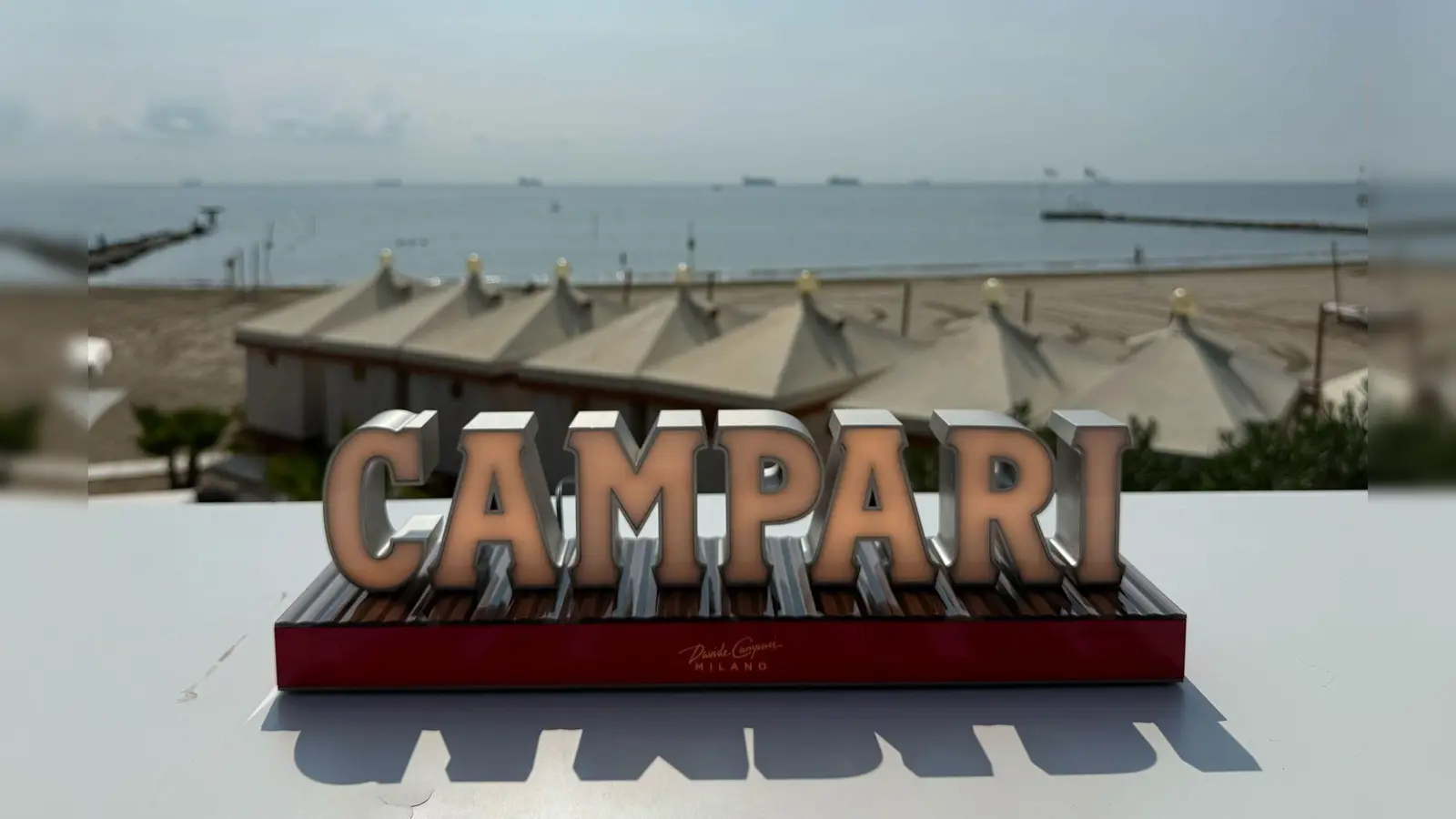 In Italien hat die Finanzpolizei Aktien des weltweit tätigen Likörherstellers Campari im Wert von 1,2 Milliarden Euro beschlagnahmt. (Foto: Christoph Sator/dpa)