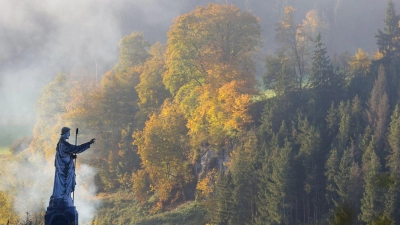Die Statue des „Guten Hirten” in Hütten bei Schelklingen steht in der Herbstlandschaft. (Foto: Thomas Warnack/dpa)