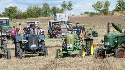 Traditionell fuhren die Landwirte vor dem Dretzen ihre Oldtimer durch den Ort. (Foto: Helmut Meixner)