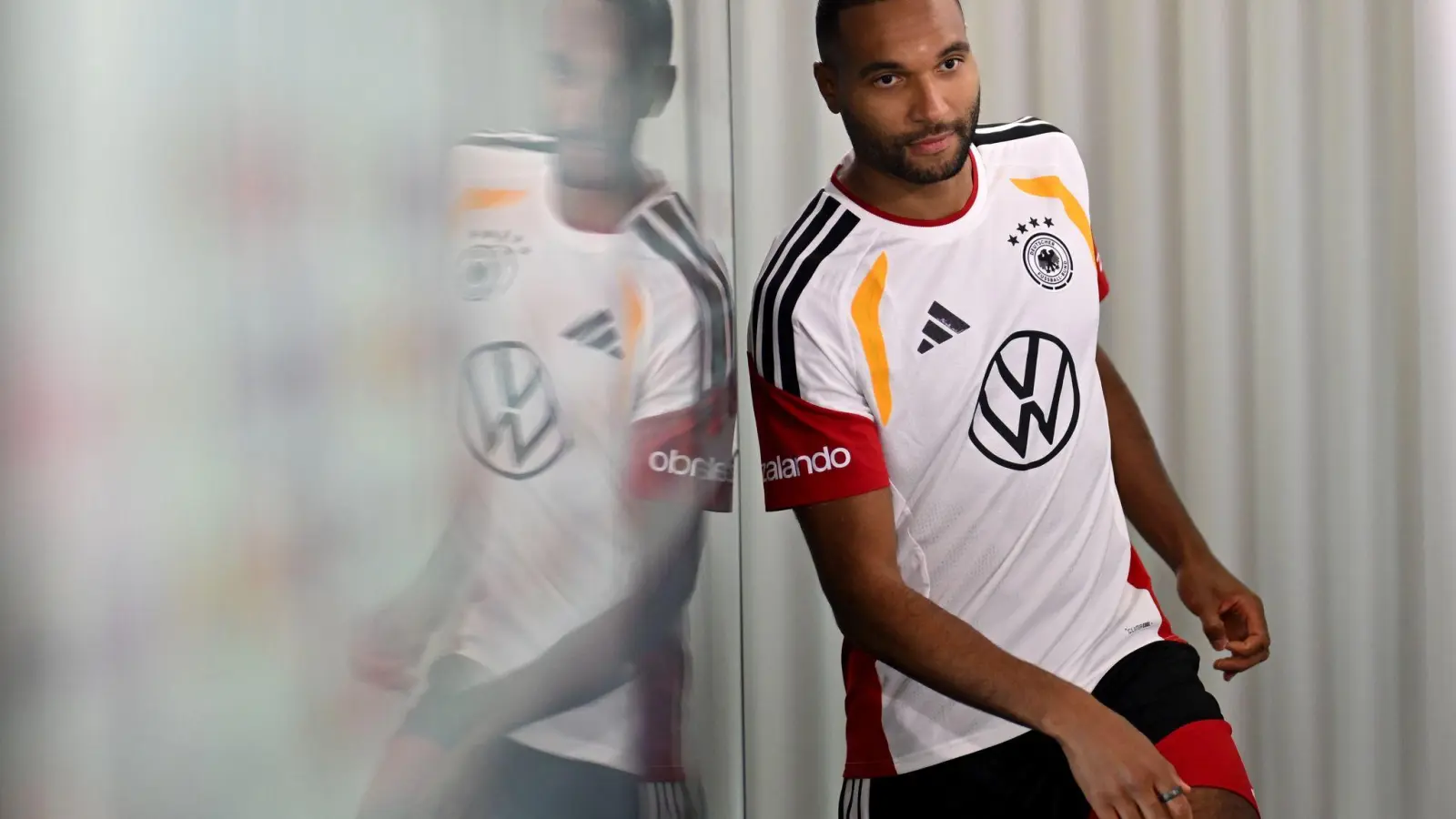 Schwungvoll betritt Tah das DFB-Podium.  (Foto: Julian Stratenschulte/dpa)