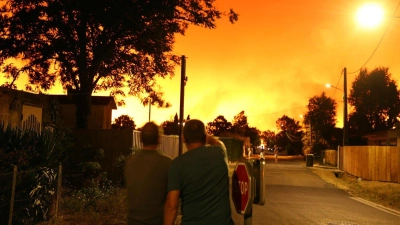 Der massive Waldbrand trifft die Region mitten in der Hochsaison. (Foto: Romain Perrocheau/AFP/dpa)