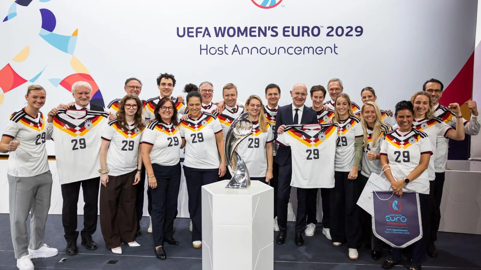 Die deutsche Delegation bejubelt den EM-Zuschlag. (Foto: Cyril Zingaro/KEYSTONE/dpa)