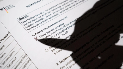 Die Zahl der Menschen, die erstmals in Deutschland einen Asylantrag stellen, geht weiter zurück. (Symbolbild) (Foto: Julian Stratenschulte/dpa)