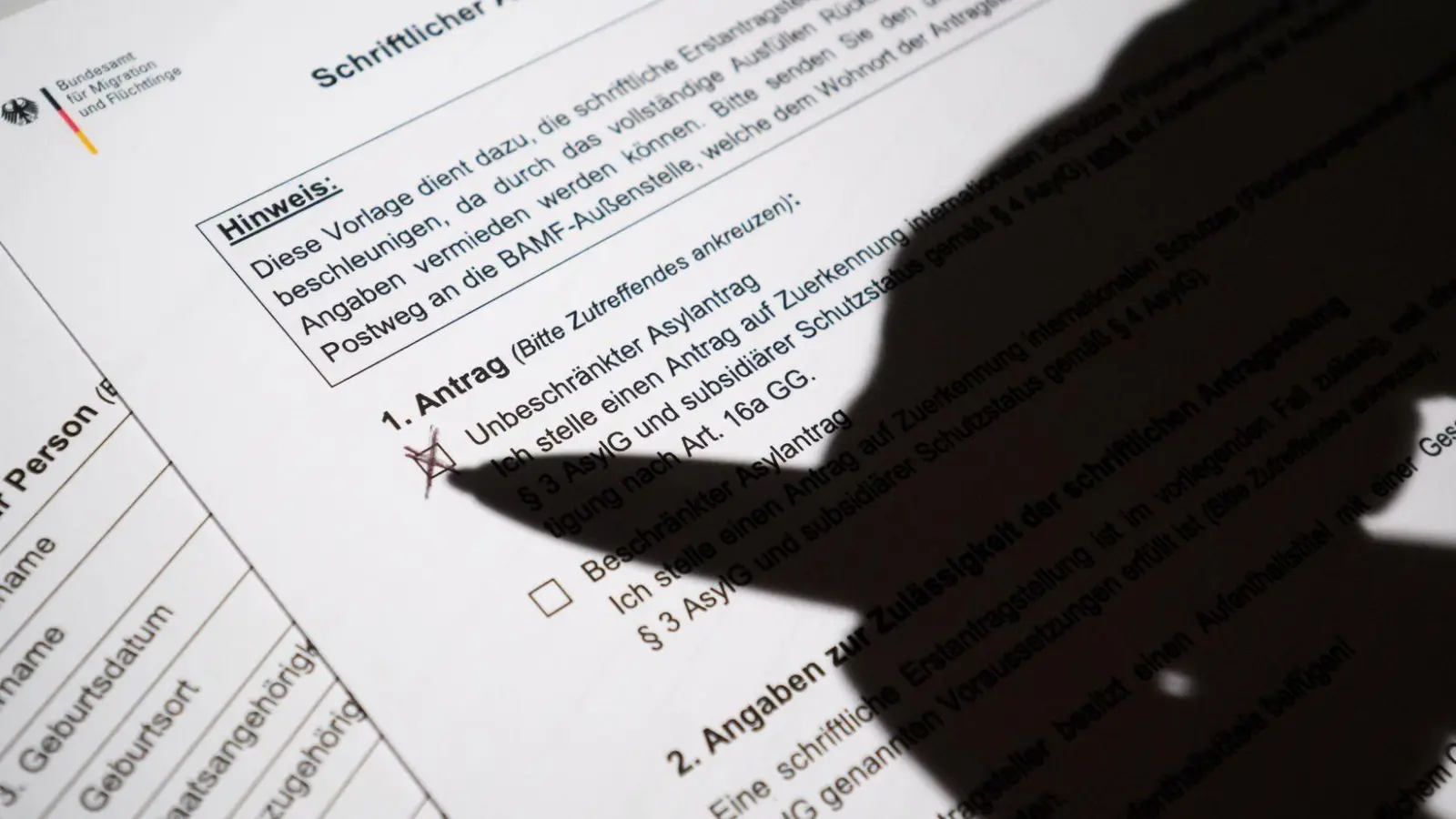 Die Zahl der Menschen, die erstmals in Deutschland einen Asylantrag stellen, geht weiter zurück. (Symbolbild) (Foto: Julian Stratenschulte/dpa)