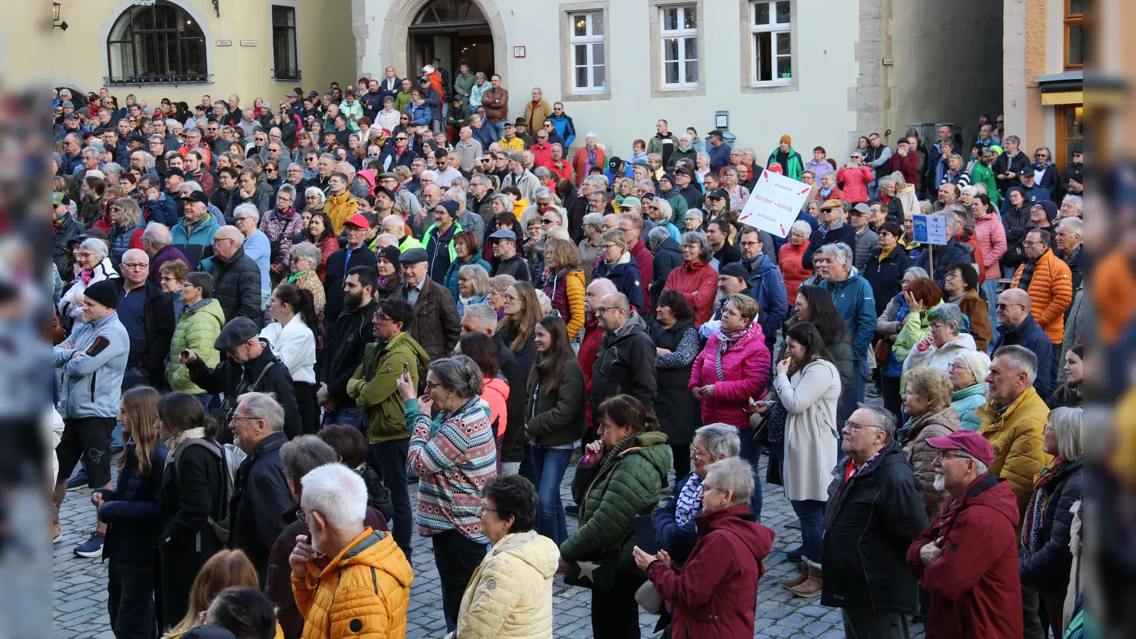 Der Marktplatz war voll. Geschätzt 1200 Menschen kamen, um sich für die Kardiologie und das Krankenhaus einzusetzen.  (Foto: Clarissa Kleinschrot)