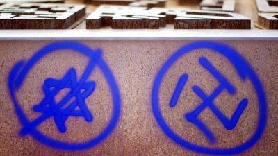 Die Zahl antisemitischer Straftaten ist und bleibt hoch. (Symbolbild) (Foto: Daniel Reinhardt/dpa)