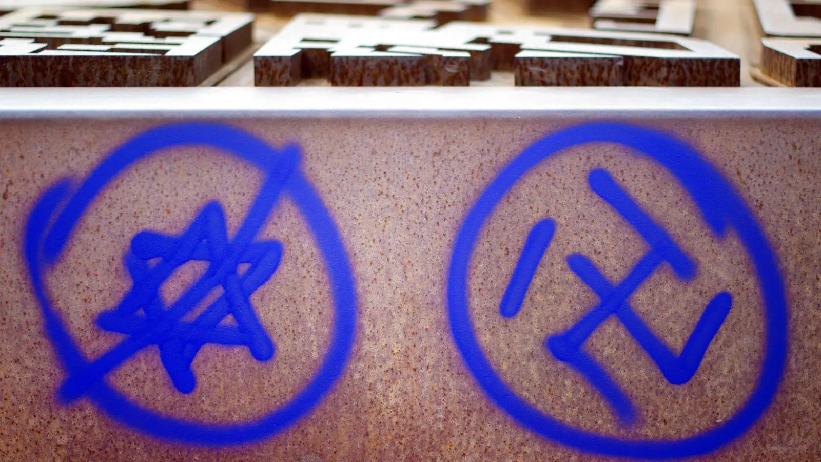 Die Zahl antisemitischer Straftaten ist und bleibt hoch. (Symbolbild) (Foto: Daniel Reinhardt/dpa)