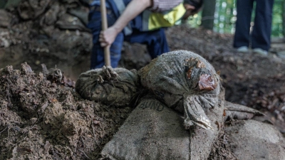 Archäologen haben in Schleswig-Holstein Bundeswehr-Sandsäcke gefunden. (Foto: Markus Scholz/dpa)