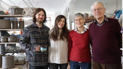 Hakan und Nilay Serbest mit Birgit und Friedrich Moll (von links) in der Werkstatt in Leutshausen. (Foto: Antonia Müller)