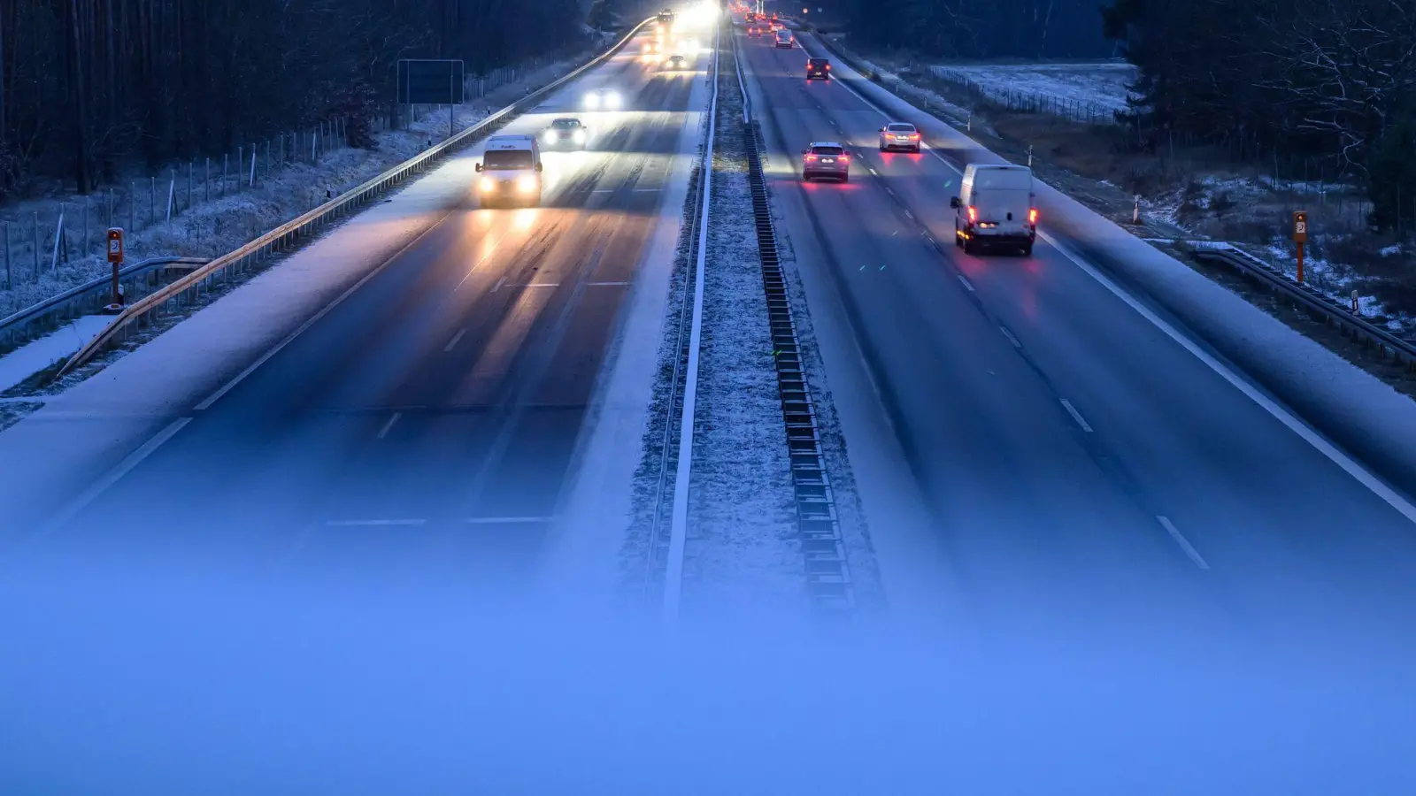 Bei einer Geisterfahrer-Warnung gilt: Tempo drosseln, Überholmanöver unterlassen und den Sicherheitsabstand vergrößern, so bleibt mehr Zeit zum Reagieren bei unerwarteten Gefahren. (Foto: Patrick Pleul/dpa/dpa-tmn)