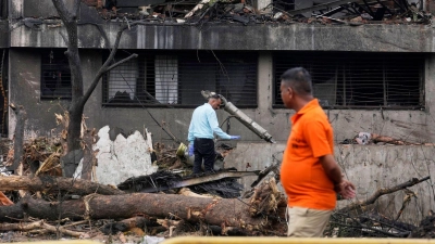 Beamte inspizieren die Absturzstelle der Maschine. (Foto: Rafiq Maqbool/AP/dpa)