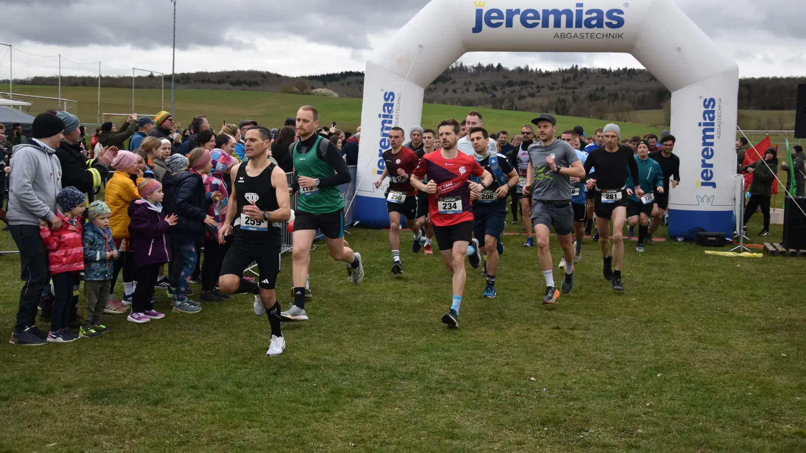 Der Start zum Traillauf: Sieger Andreas Doppelhammer (in Schwarz) gleich vorneweg vor dem Ansbacher Florian Wiehl (grünes Trikot), der als Gesamtsechster der schnellste Läufer aus dem Kreis Ansbach war, sowie dem Dritten Sebastian Gößwein. (Foto: Jörg Behrendt)