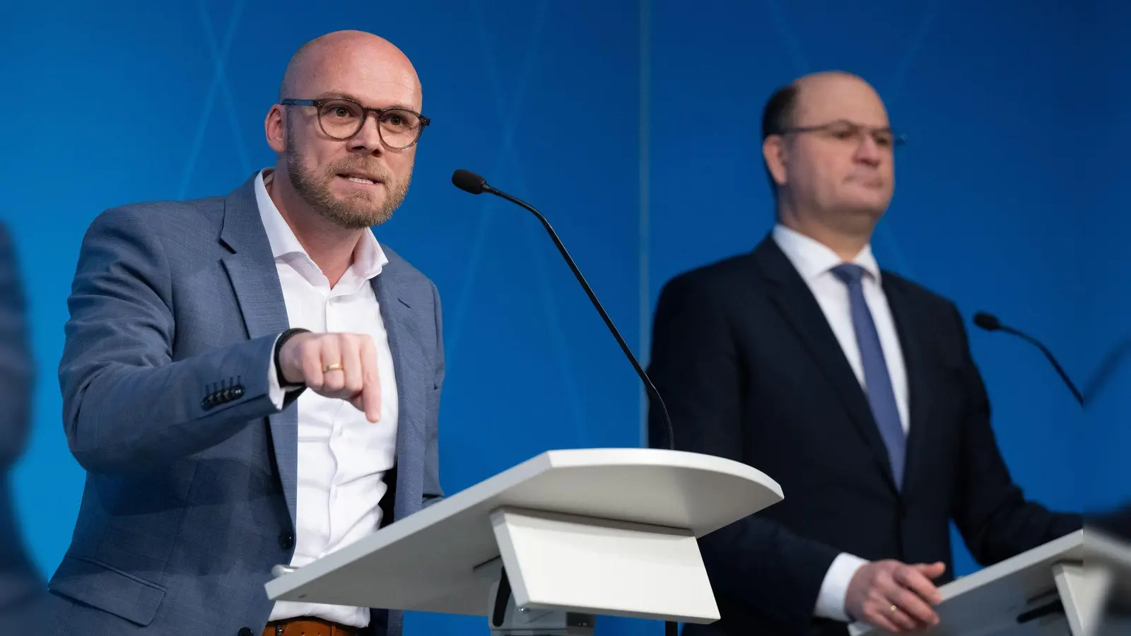 Fabian Mehring (links) und Albert Füracker: Streit beigelegt. Oder nicht? (Archivbild) (Foto: Sven Hoppe/dpa)