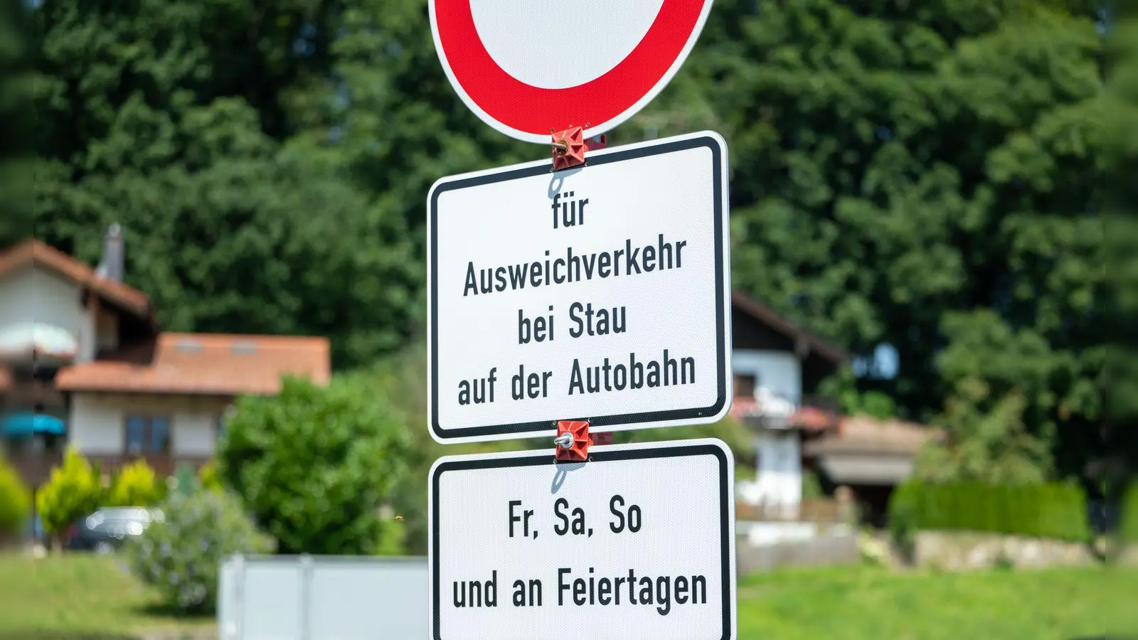 Am 15. August dieses Jahres wurden im Landkreis Rosenheim die bundesweit ersten Abfahrtsverbote bei Stau eingeführt. (Archivbild) (Foto: Leonie Asendorpf/dpa)