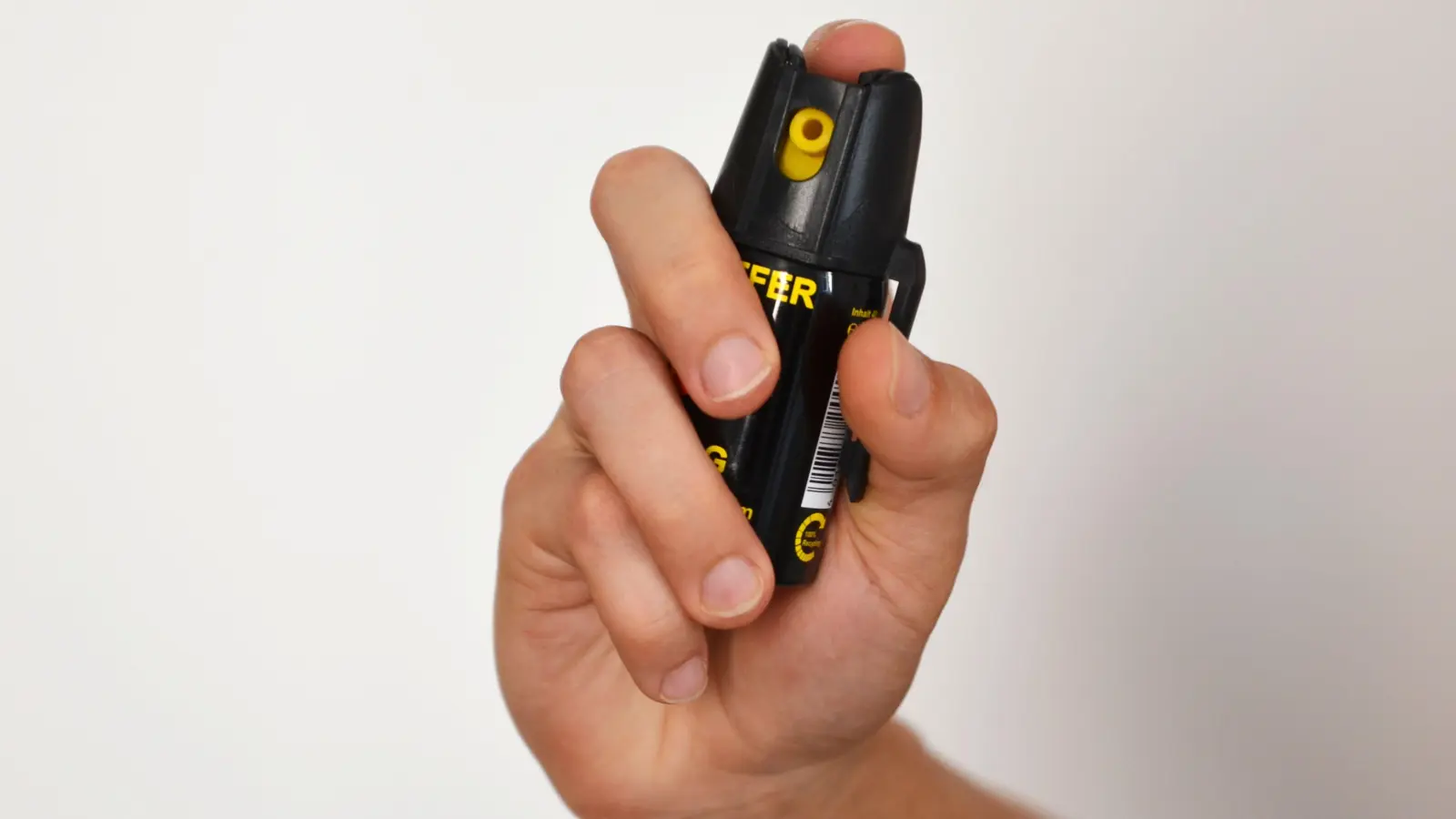 Ein Unbekannter besprühte am Freitag einen 37-Jährigen mit Pfefferspray, der zum Tatzeitpunkt in seinem Auto in Ansbach saß. (Symbolbild: Johannes Hirschlach)