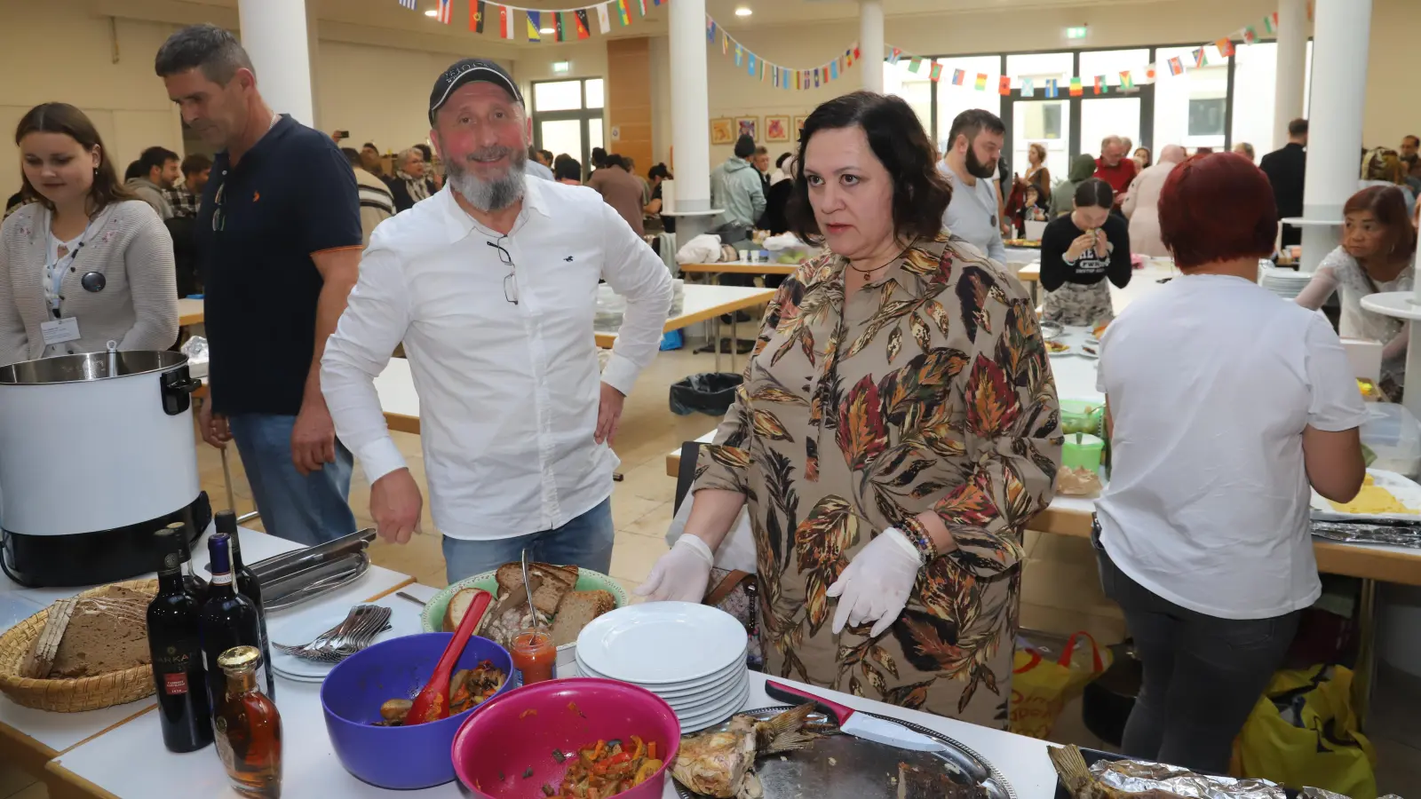 Der Stand des Vereins Israelitische Religionsgemeinde Ansbach-Mittelfranken (Mitte) wirkt mit Spezialitäten zum Essen und Trinken mit. (Foto: Oliver Herbst)