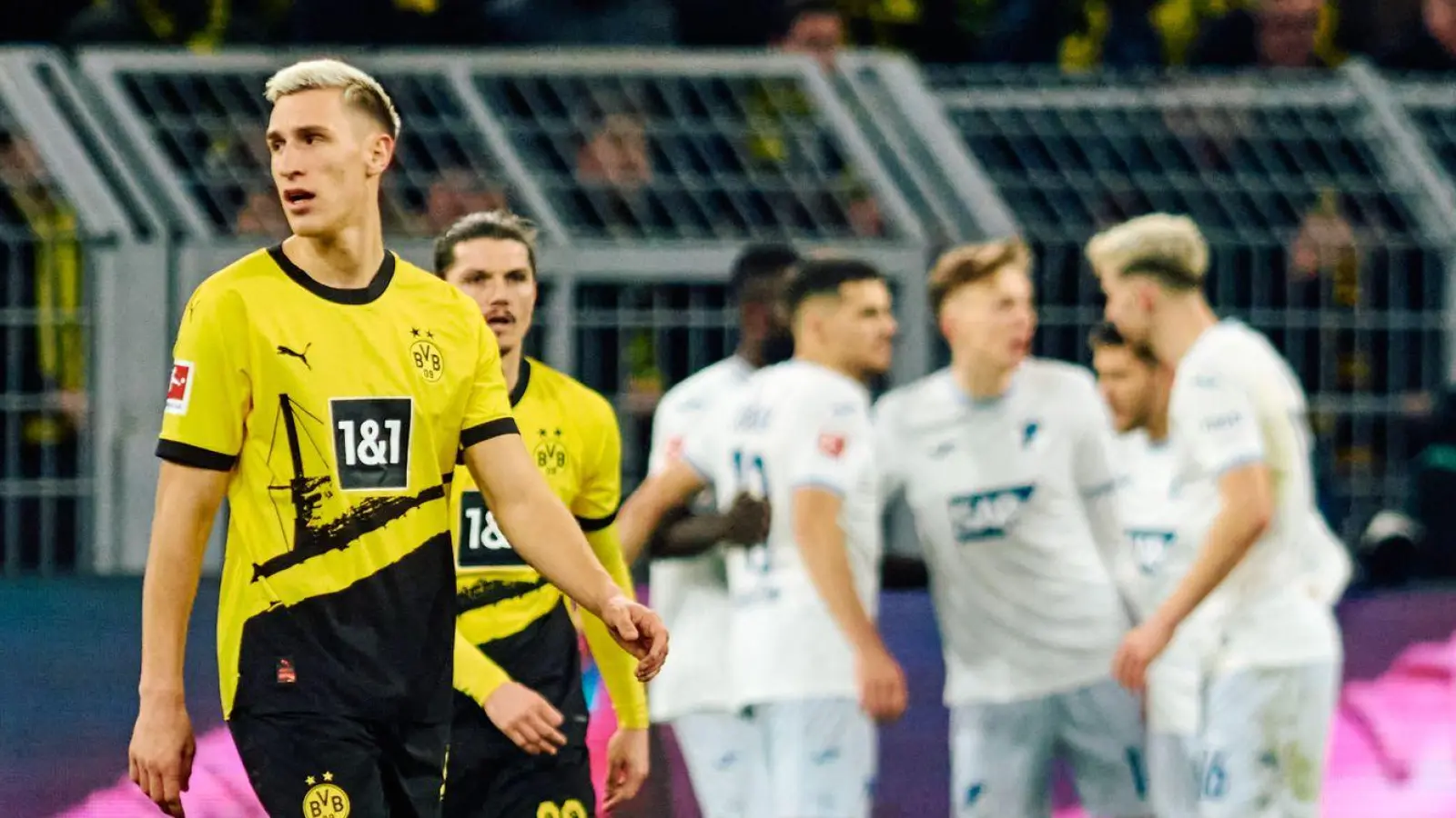 Die BVB-Profis Nico Schlotterbeck, Marcel Sabitzer und Niclas Füllkrug (l-r) sind nach einem Gegentreffer enttäuscht. (Foto: Bernd Thissen/dpa)