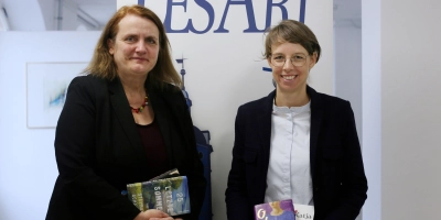 Stellten das Programm der LesArt 2024 vor: Bettina Baumann, die Leiterin der LesArt (links), und die Ansbacher Kulturreferentin Nadja Wilhelm. (Foto: Thomas Wirth)