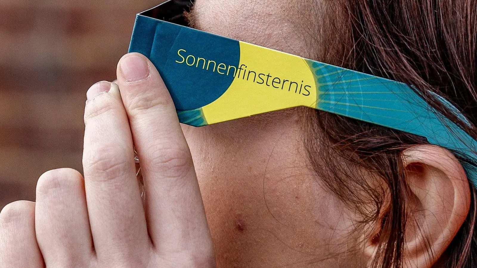 Sie haben noch eine Sonnenschutzbrille in der Schublade? Die sollte man nur wiederverwenden, wenn sie nicht beschädigt ist.  (Foto: Axel Heimken/dpa/dpa-tmn)