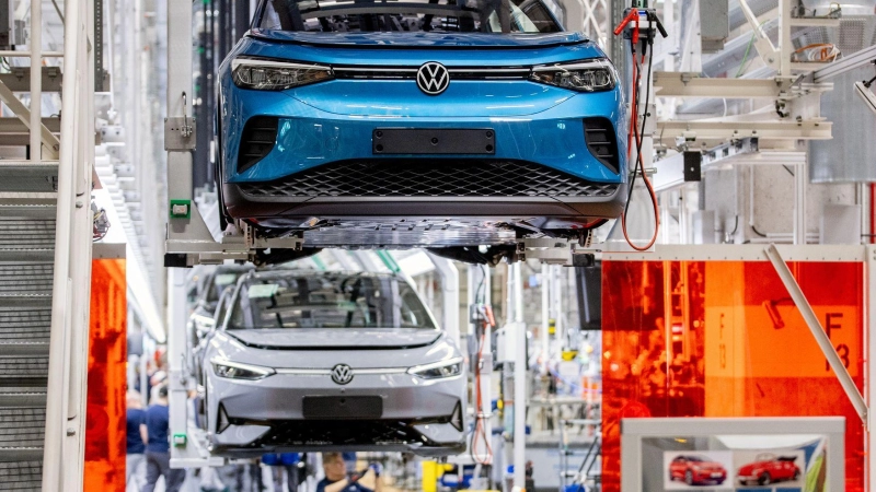 Neue Sparpläne bei VW verunsichern die Belegschaft. (Archivbild) (Foto: Hauke-Christian Dittrich/dpa)