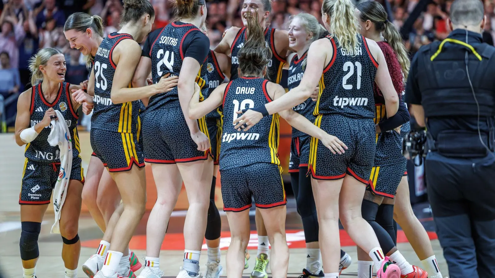Die deutschen Frauen bejubelten das Halbfinale. (Foto: Andreas Gora/dpa)