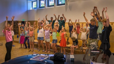 „Novalie sagt“ – eine Abwandlung des Spiels „Simon Says“ – ist bei den Kindern ein beliebtes Spiel. (Foto: René Chlopotowski)