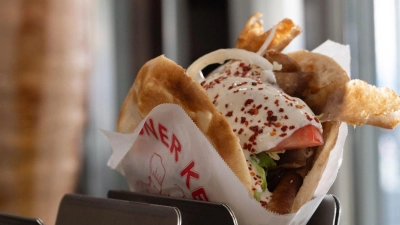 Ein Klassiker der deutschen Imbisskultur: Der Döner gehört für viele zum Alltag – doch in dem schnellen Snack steckt harte Arbeit. (Archivbild) (Foto: Markus Lenhardt/dpa)
