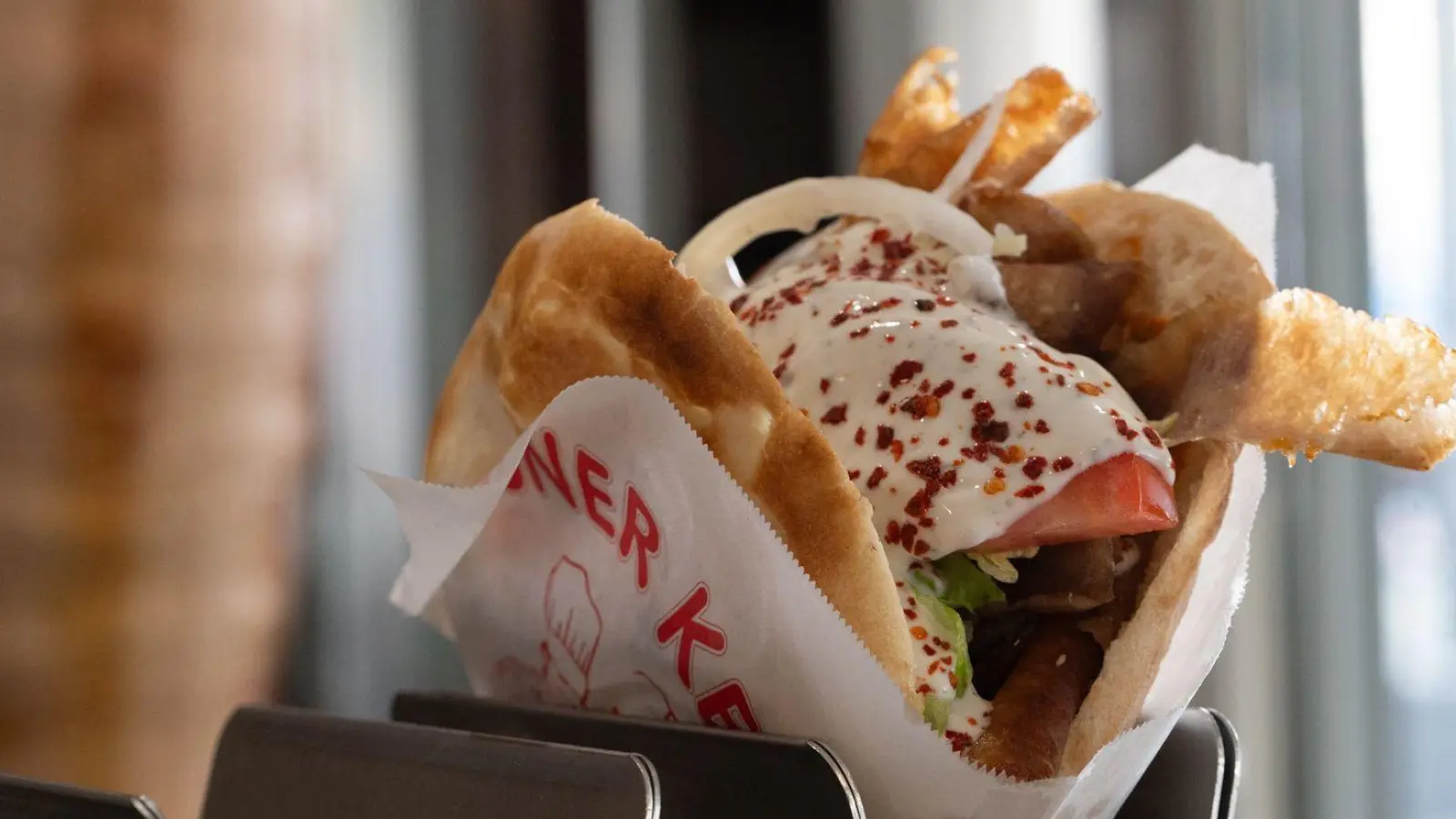 Ein Klassiker der deutschen Imbisskultur: Der Döner gehört für viele zum Alltag – doch in dem schnellen Snack steckt harte Arbeit. (Archivbild) (Foto: Markus Lenhardt/dpa)