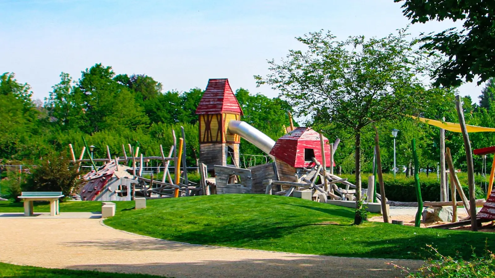 Der Spielplatz Bleiche in Dinkelsbühl bietet eine große Kletterlandschaft und einen schönen Blick auf das Gewässer. (Archivbild: Martina Haas)