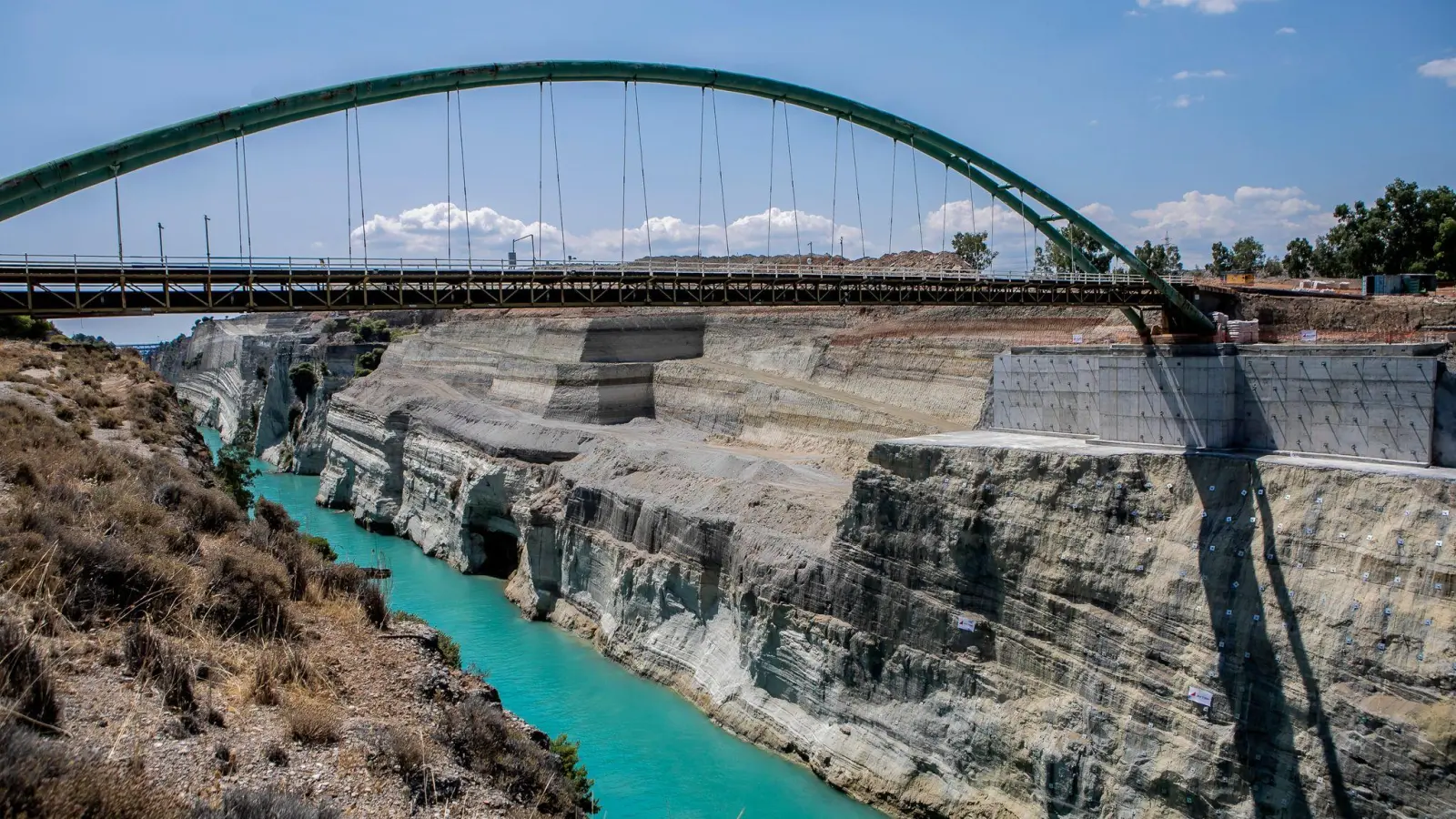 Griechenlands berühmter Kanal von Korinth, der die Halbinsel Peloponnes vom griechischen Festland trennt, wird bis zum nächsten Sommer geschlossen. (Foto: Panagiotis Moschandreou/XinHua/dpa)