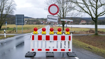 Einzelne Straßen in Nordbayern sind gesperrt.  (Foto: Pia Bayer/dpa)