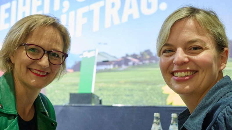 Grünen-Bundesvorsitzende Franziska Brantner (l) und die Fraktionsvorsitzende der bayerischen Grünen, Katharina Schulze (r), sprachen am Landesparteitag über Freiheit. (Foto: Peter Kneffel/dpa)