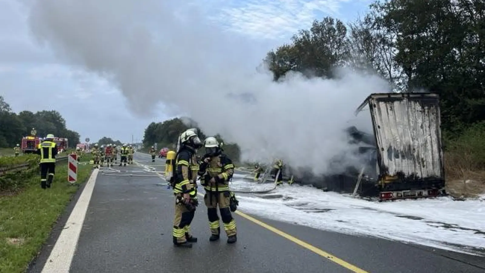 Die brennende Lkw-Ladung, bestehend aus Kunststoff- und Metallteilen, sorgte für starke Rauchentwicklung. (Foto: Feuerwehr Lichtenau)