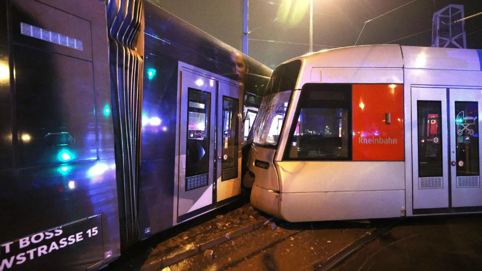 Eine Straßenbahn ist in Düsseldorf entgleist. (Foto: David Young/dpa)