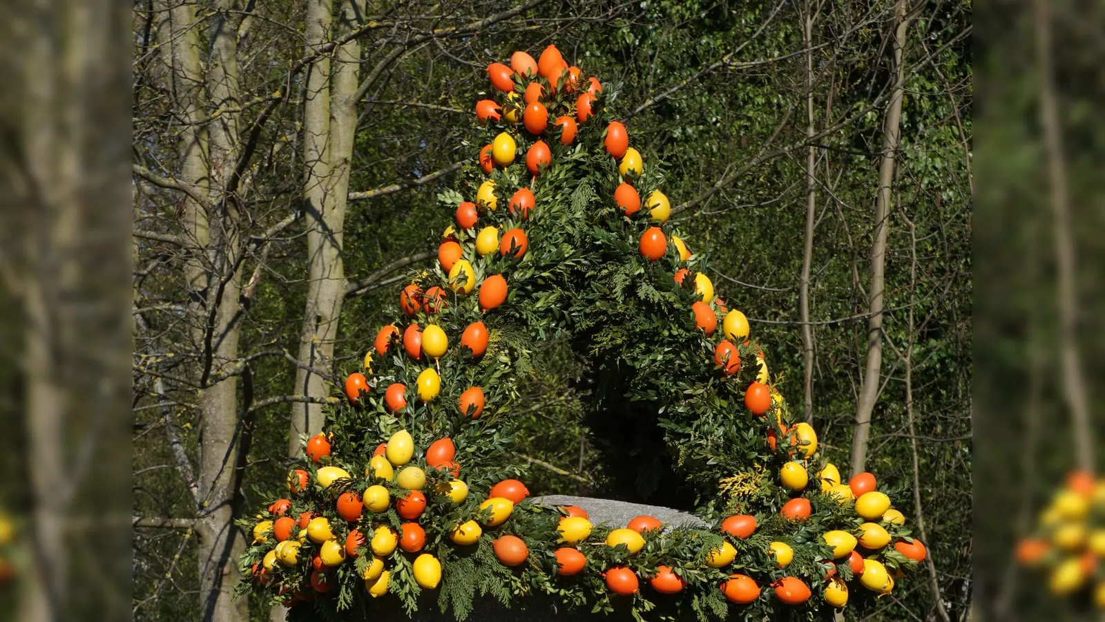 Weniger ist manchmal mehr: Im Heilsbronner Ortsteil Weißenbronn wurde die Dekoration des Osterbrunnens in der Farben Geld und Orange gehalten. (Foto: Ralf Hanisch)