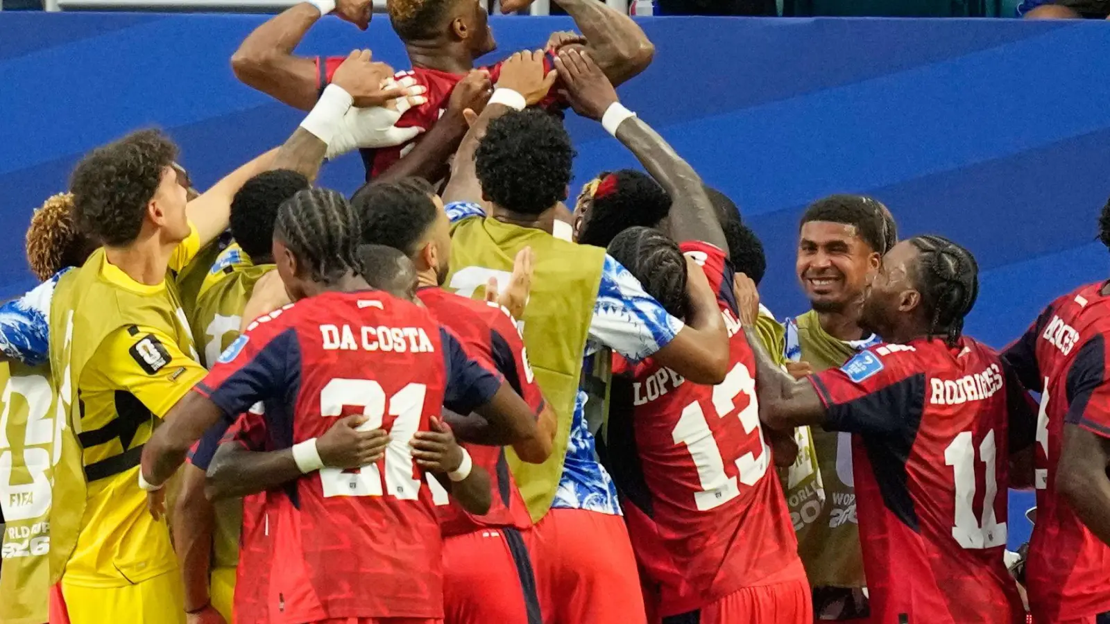 Kap Verde durfte gegen Uruguay gleich zweimal jubeln. (Foto: Rebecca Blackwell/AP/dpa)