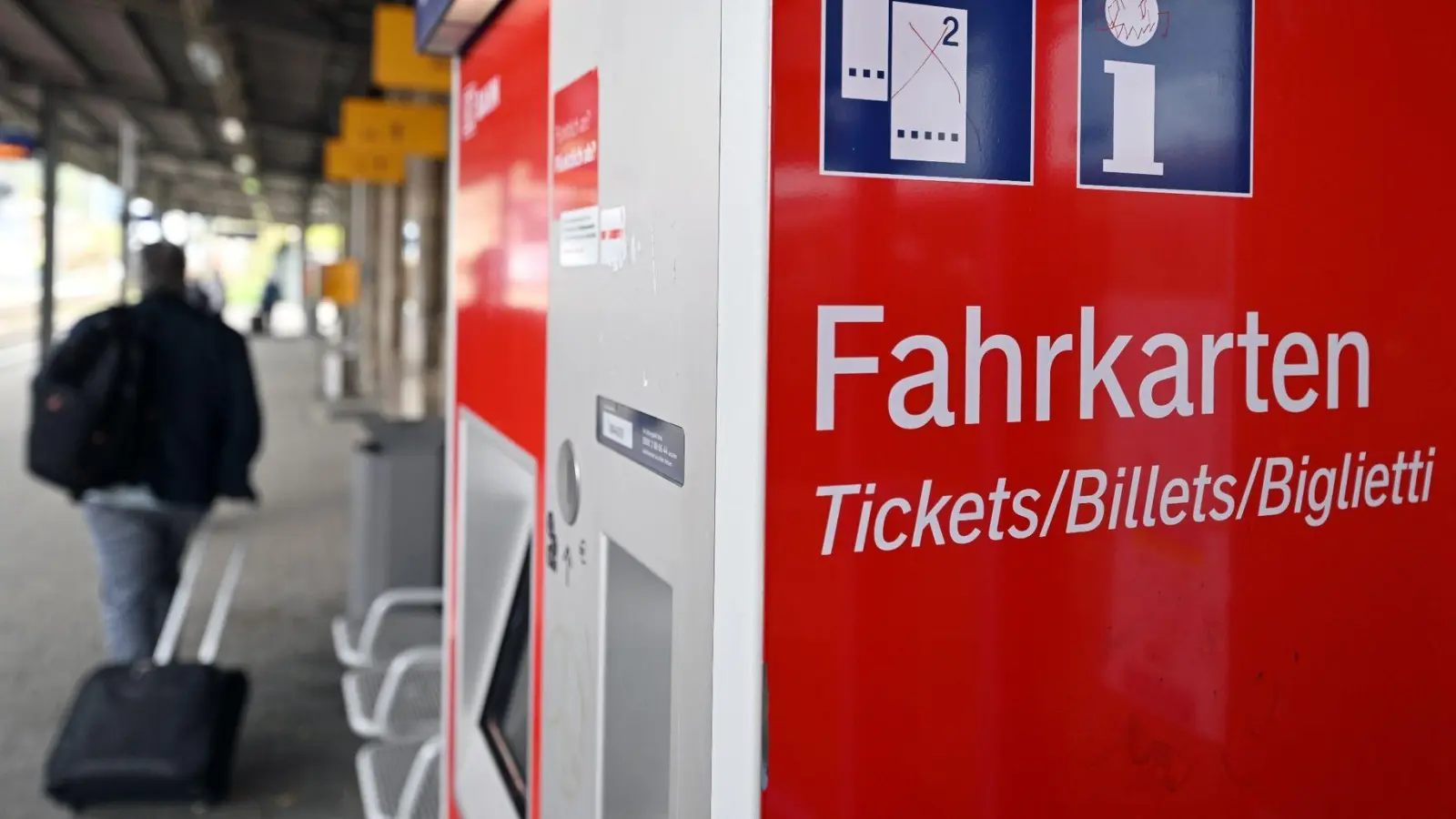 Gedruckt sind im VVM-Gebiet um Würzburg Fahrkarten zum Normaltarif erhältlich. Die DB darf diese Angebote digital allerdings nicht anzeigen. (Symbolbild: Martin Schutt/dpa)