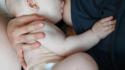 Auf in ein langes Leben: Laut dem Bayerischen Landesamt für Statistik ist die Lebenserwartung für Neugeborene in Bayern gestiegen.  (Foto: Elisa Schu/dpa)