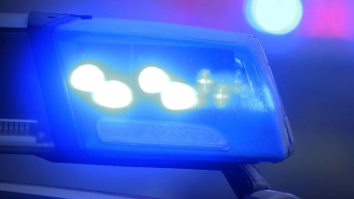 Nach dem Fund eines toten Radfahrers in Niederbayern ermittelt die Polizei zu den genauen Umständen seines Todes. (Symbolbild) (Foto: Karl-Josef Hildenbrand/dpa)