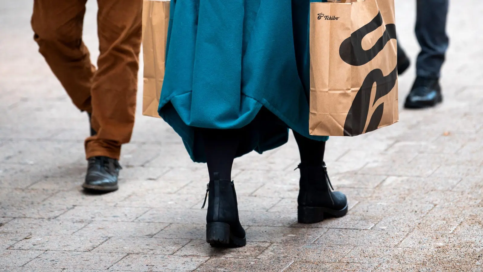 Eine Frau mit Einkaufstüten geht durch die Hamburger Innenstadt. (Foto: Daniel Bockwoldt/dpa)