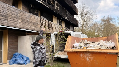 Bewohner Marcus Morris deutet dorthin, wo die Flammen in der Silvesternacht wüteten. Derzeit werden die Wohnungen ausgeräumt. (Foto: Luca Paul)