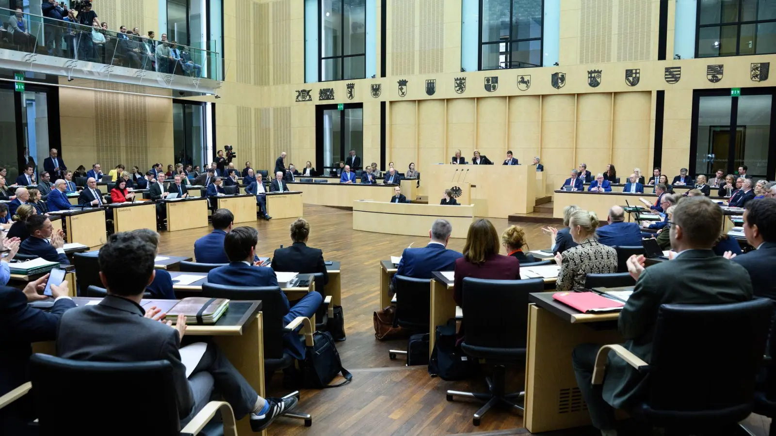 Manche Entscheidungen des Bundesrats haben direkte Auswirkungen auf den Alltag der Menschen im Land. (Foto: Bernd von Jutrczenka/dpa)