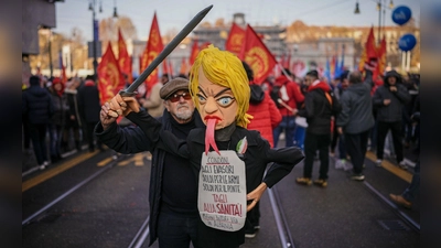 Ein Gewerkschafter hält eine Puppe mit dem Konterfei von Ministerpräsidentin Giorgia Meloni in die Höhe. (Foto: Marco Alpozzi/LaPresse/AP/dpa)