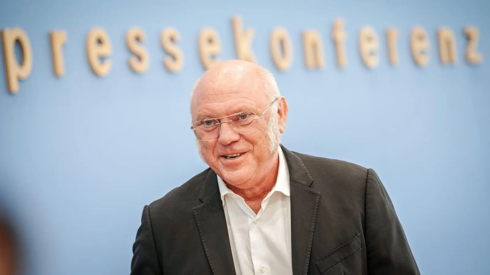 Ulrich Schneider, Hauptgeschäftsführer Paritätischer Gesamtverband, stellt auf einer Pressekonferenz Ergebnisse einer Umfrage zu Kosten der Pflege sowie gemeinsame Forderungen vor. (Foto: Kay Nietfeld/dpa)