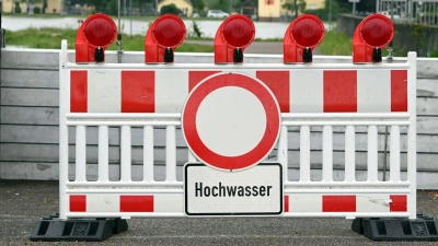 Auf einem Schild steht das Wort „Hochwasser”. (Foto: Uli Deck/dpa)