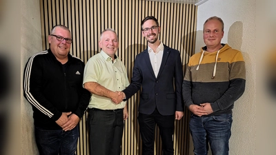  Jens Goth (2.von rechts) will Bürgermeister in Dürrwangen werden. Unterstützt wird er von der Gruppierung WMD, die mit Thomas Huber, Reiner Proff sowie Steffen Heyer (von links) im Gemeinderat vertreten ist. (Foto: WMD/ Marco Volland)