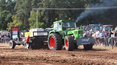 Volle Power legte dieser Fahrer beim Bremswagenziehen mit seinem Traktor hin, aber bei knapp 50 Metern war Schluss.<br> (Foto: Peter Tippl)